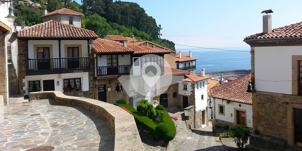 Panorámica costera y puerto tradicional de Lastres