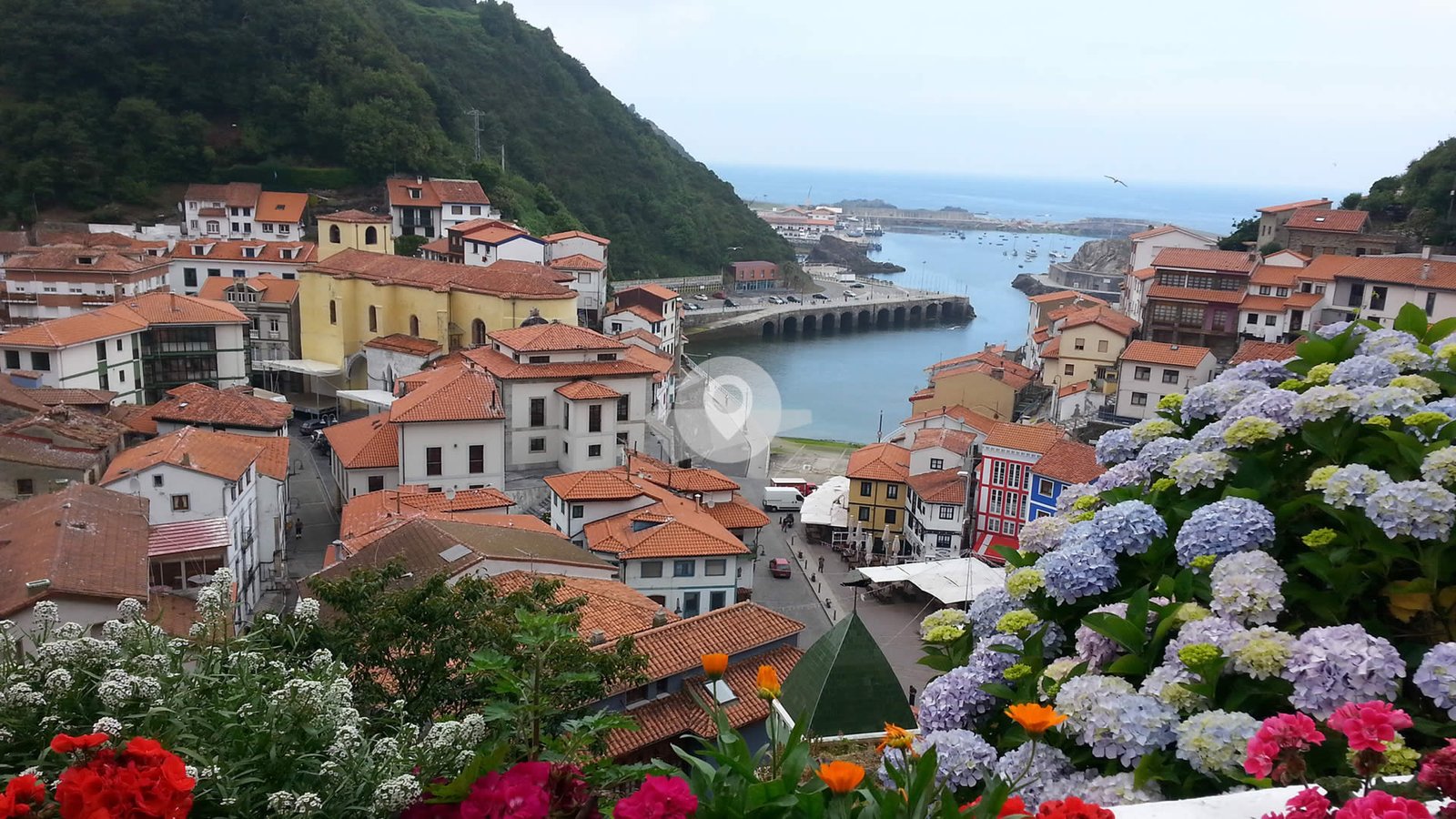 Vista del pintoresco pueblo marinero de Cudillero