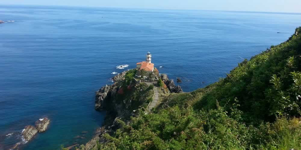 Grupos de visitas turísticas disfrutando de Asturias